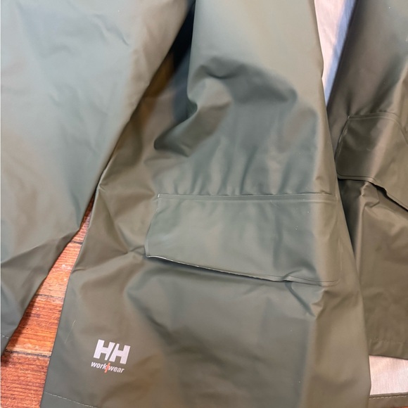 Helly Hansen Men's Olive Raincoat - Picture 2 of 6